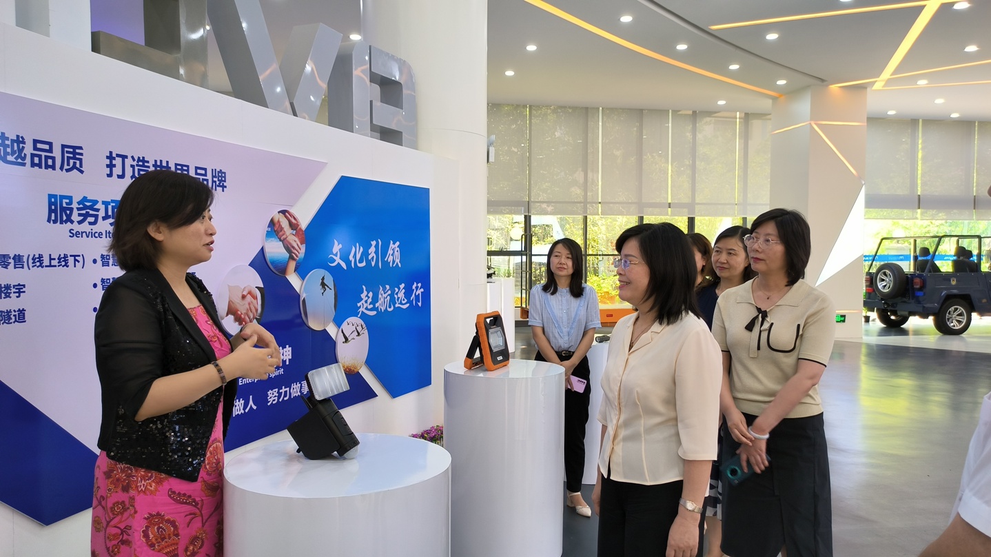 7月13日，省婦聯(lián)黨組書記、主席楊曉曼一行到全國巾幗建功先進(jìn)集體--成威科技調(diào)研3.jpg